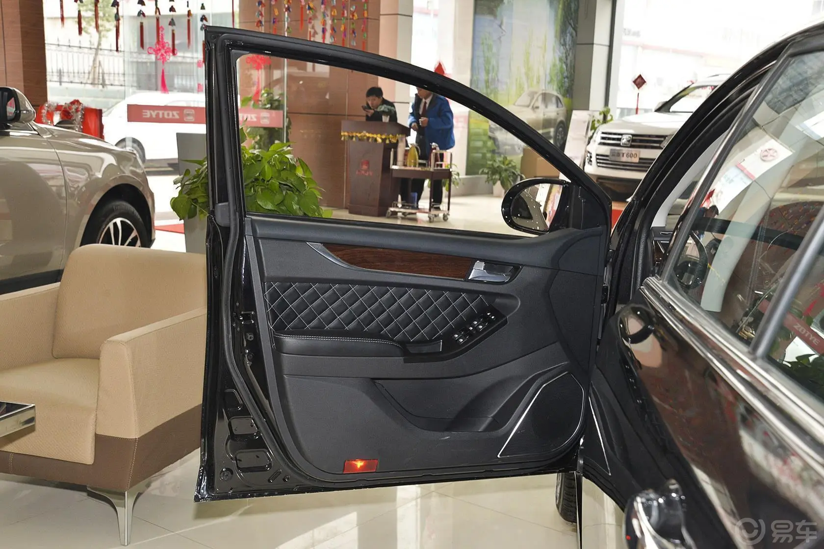 众泰Z5001.5T CVT 尊贵型驾驶员侧车门内门板
