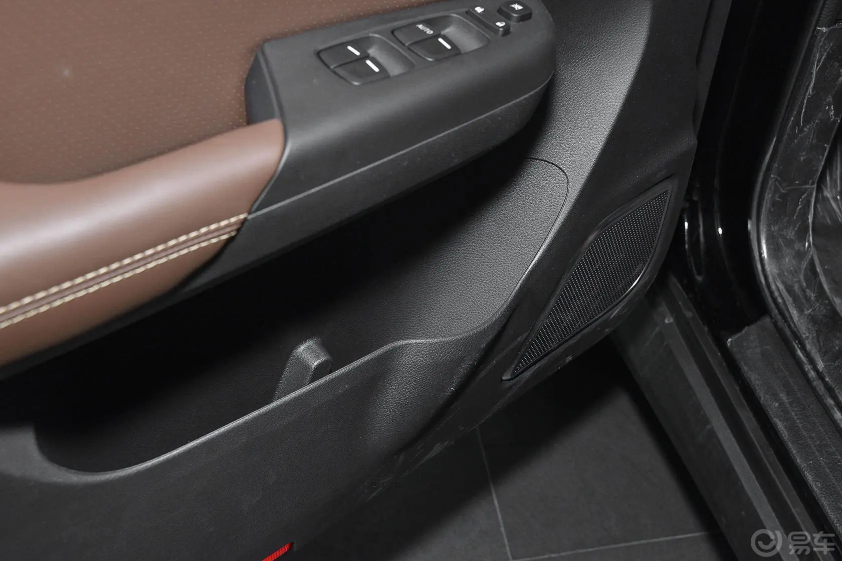 比亚迪S72.0TID 手自一体 尊贵型 7座驾驶员门储物盒