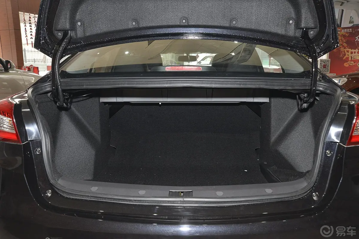 众泰Z5001.5T CVT 尊贵型行李箱空间