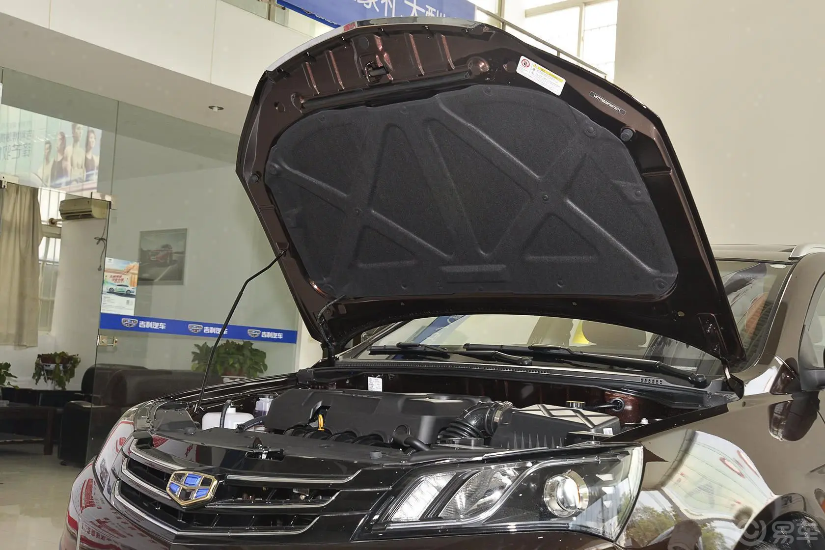 帝豪RS 1.5L CVT 向上版发动机盖开启