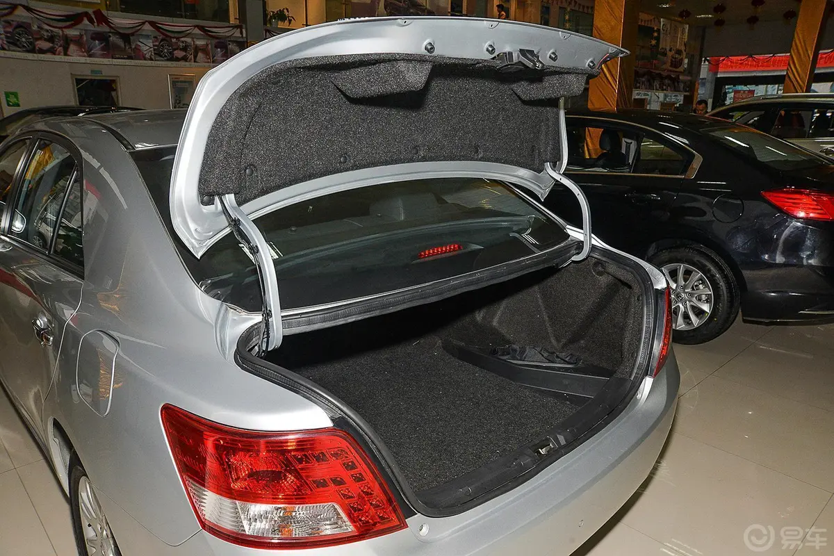 众泰Z3001.6L 驾值版 自动 精英型行李厢开口范围