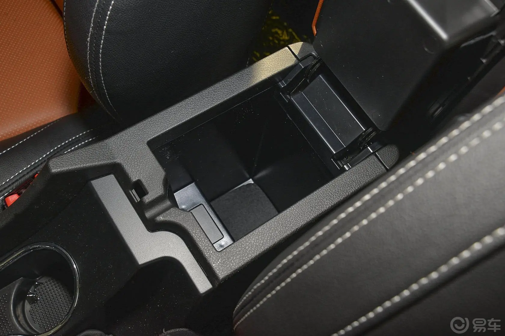帝豪RS 1.5L CVT 向上版前排中央扶手箱空间