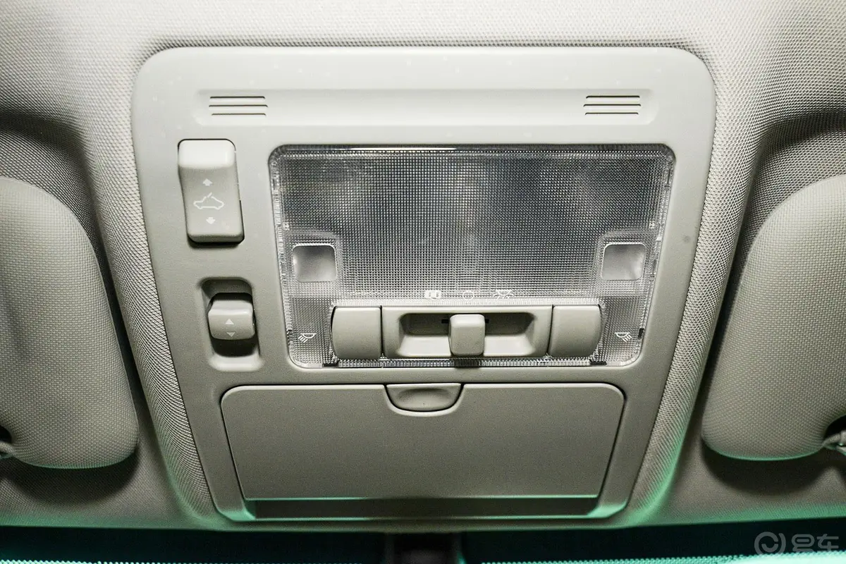 比亚迪S62.0L 手动 精英版 5座前排车顶中央控制区