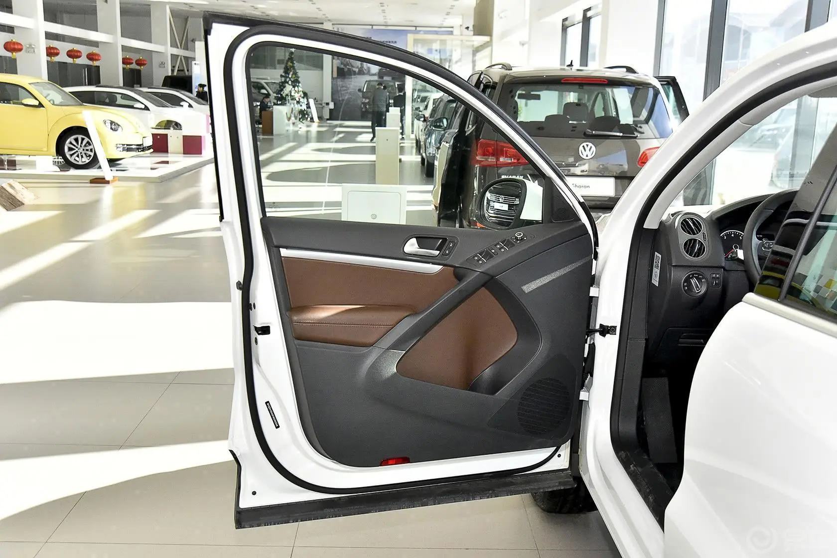 Tiguan2.0 TSI 舒适版驾驶员侧车门内门板