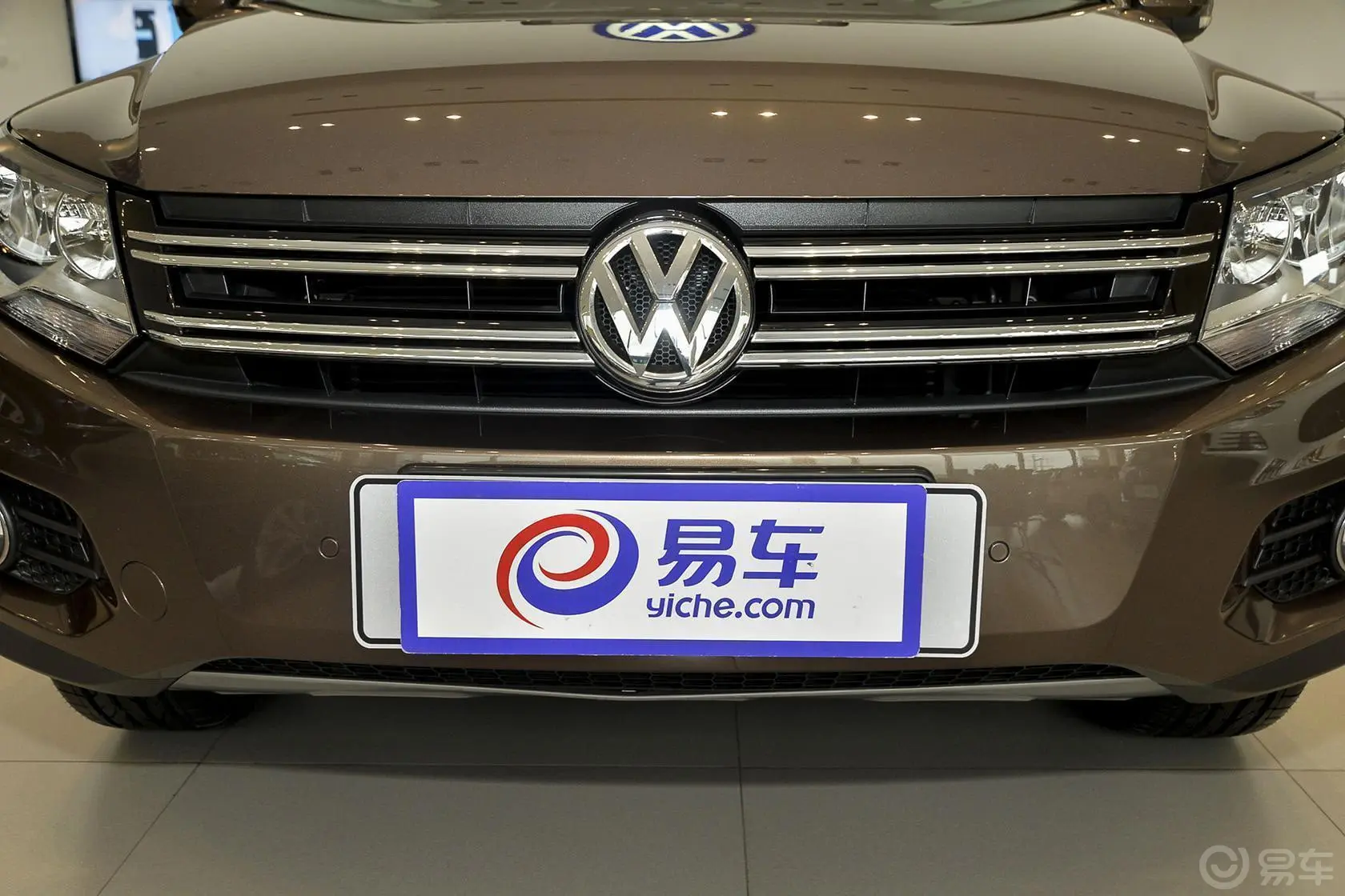 Tiguan2.0 TSI 舒适版前格栅侧俯拍