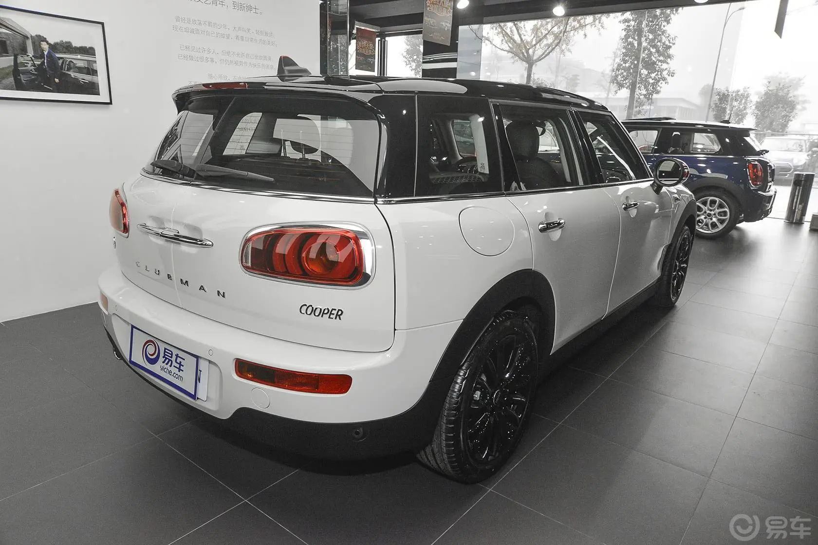 MINI CLUBMAN1.5T COOPER 鉴赏家版侧后45度车头向右水平