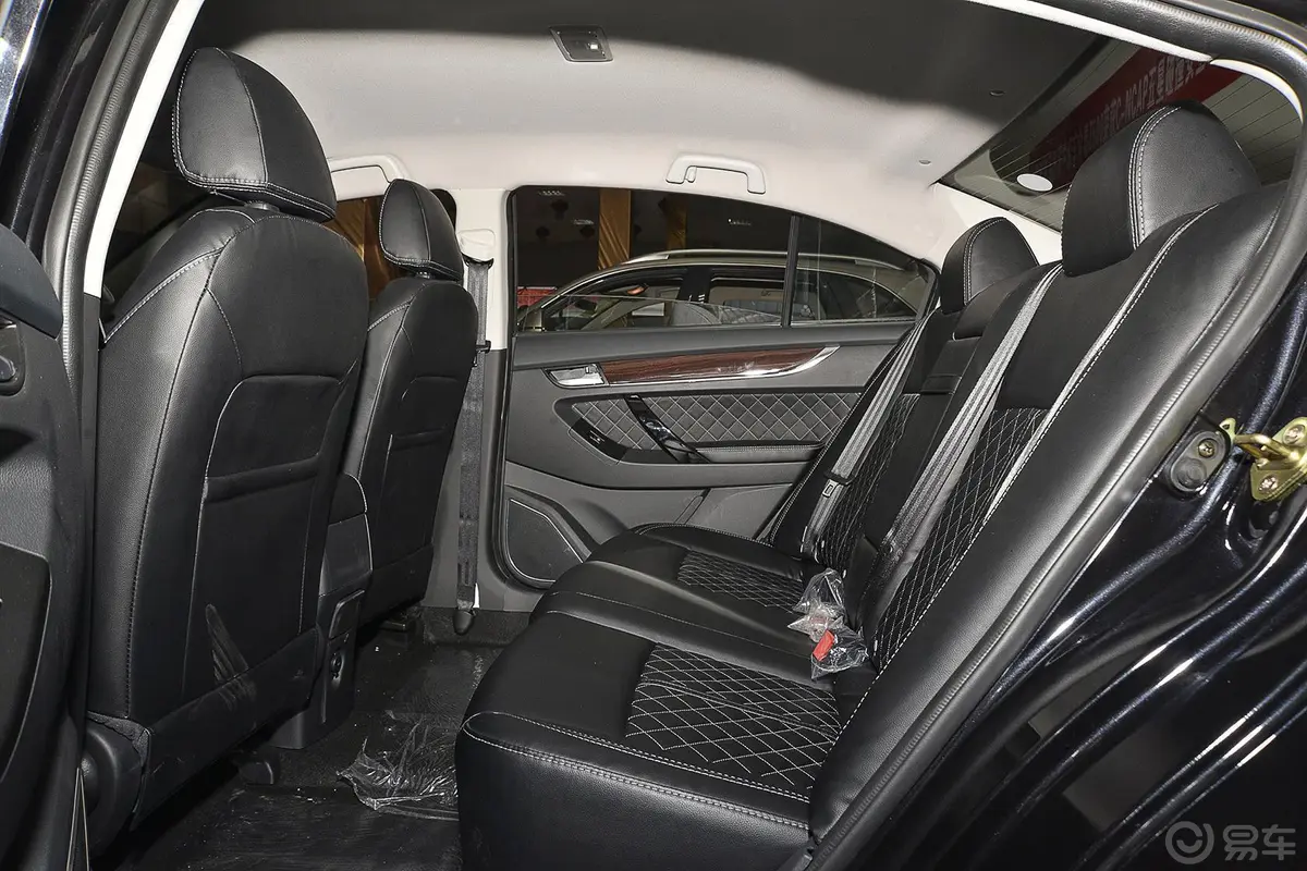 众泰Z5001.5T CVT 豪华型后排空间体验