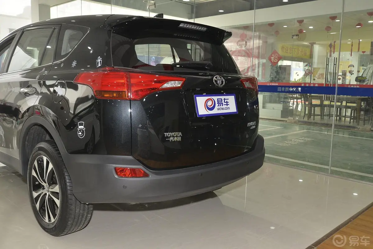 RAV4荣放2.5L 手自一体 精英版车尾局部