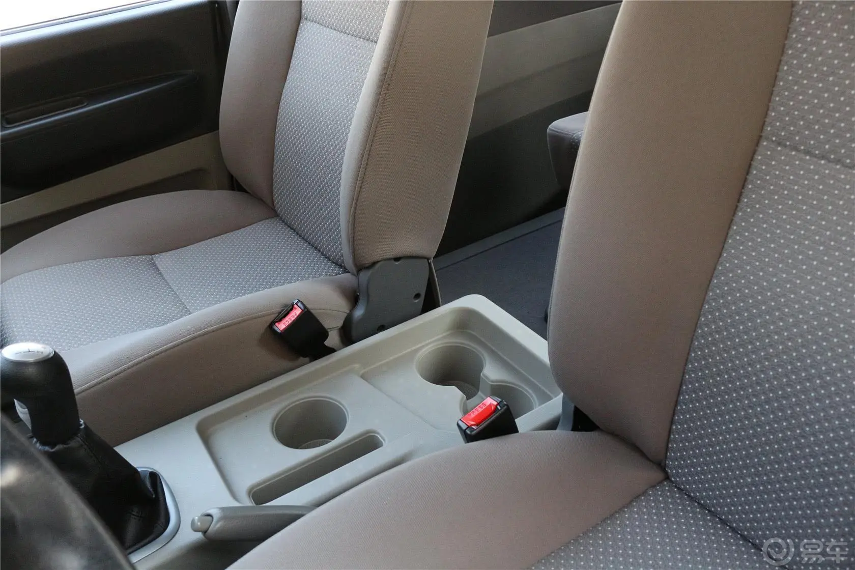 菱智V3 1.5L 手动 7座 舒适型 国五前排中央扶手箱