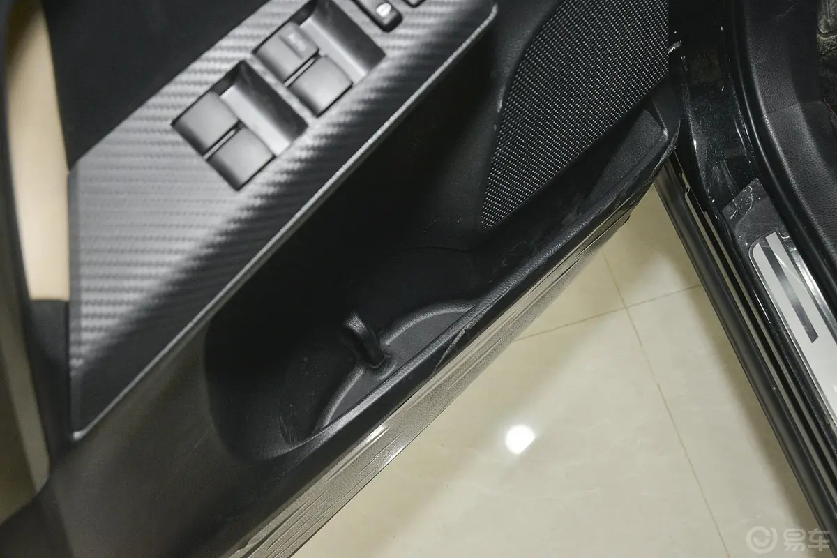 RAV4荣放2.5L 手自一体 精英版驾驶员门储物盒