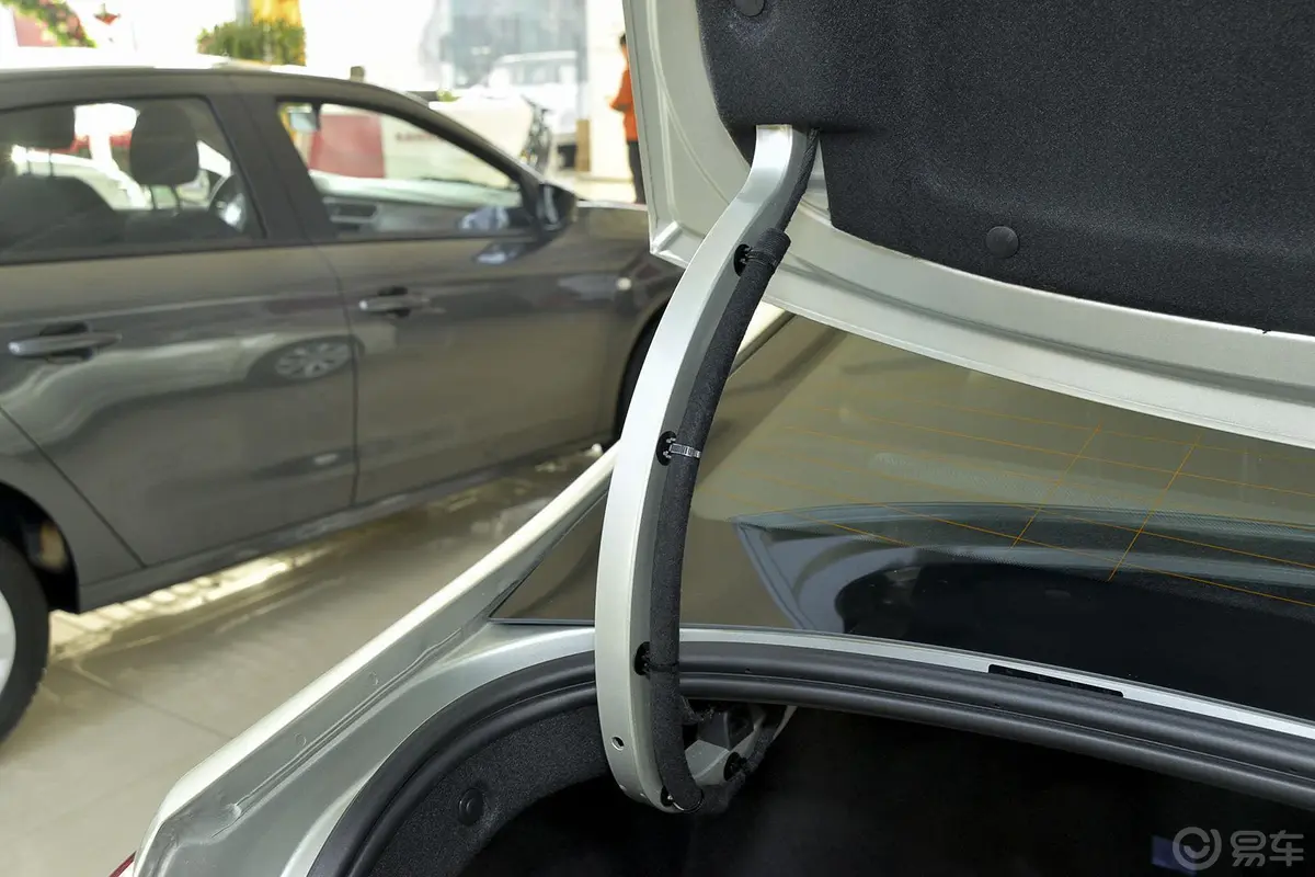 C4世嘉1.6L 手动 舒适版行李厢支撑杆