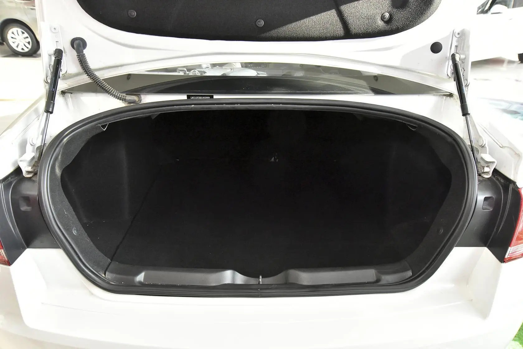 世嘉三厢 1.6L 自动 品尚型 VTS版行李箱空间