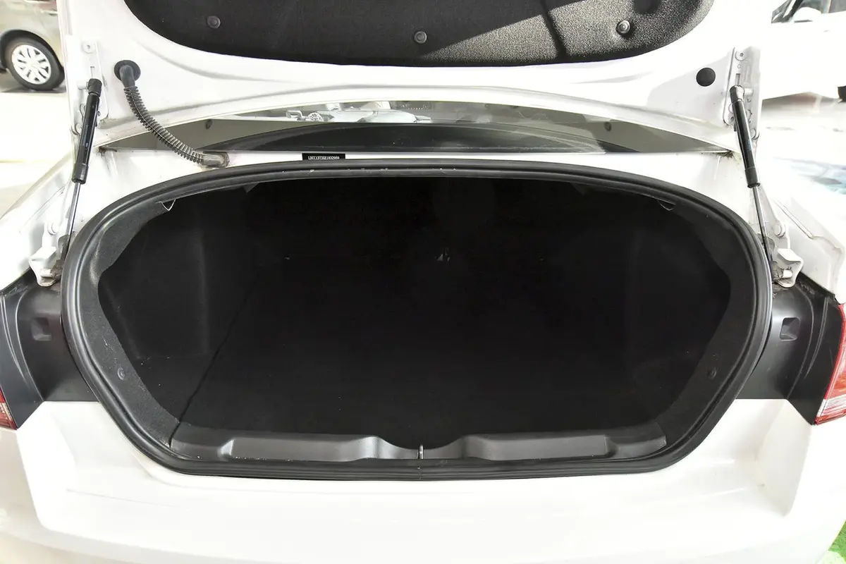 世嘉三厢 1.6L 自动 品尚型 VTS版行李箱空间