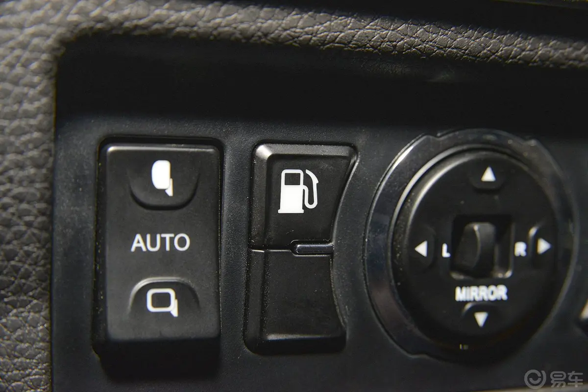 比亚迪S72.0TID 手自一体 旗舰型 7座 升级版外后视镜控制键