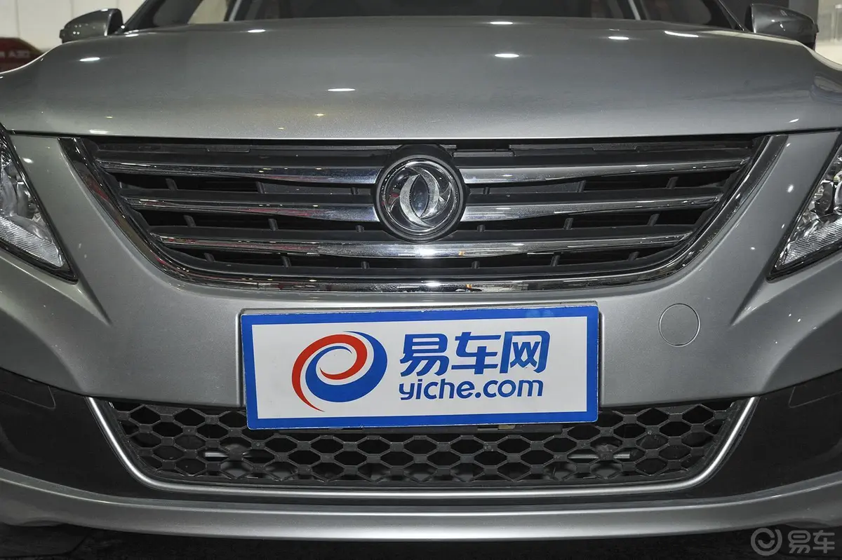 景逸S501.6L CVT 豪华型前格栅侧俯拍