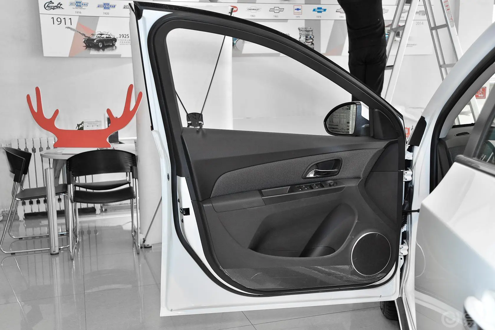 科鲁兹两厢 1.6L 自动 舒适版驾驶员侧车门内门板