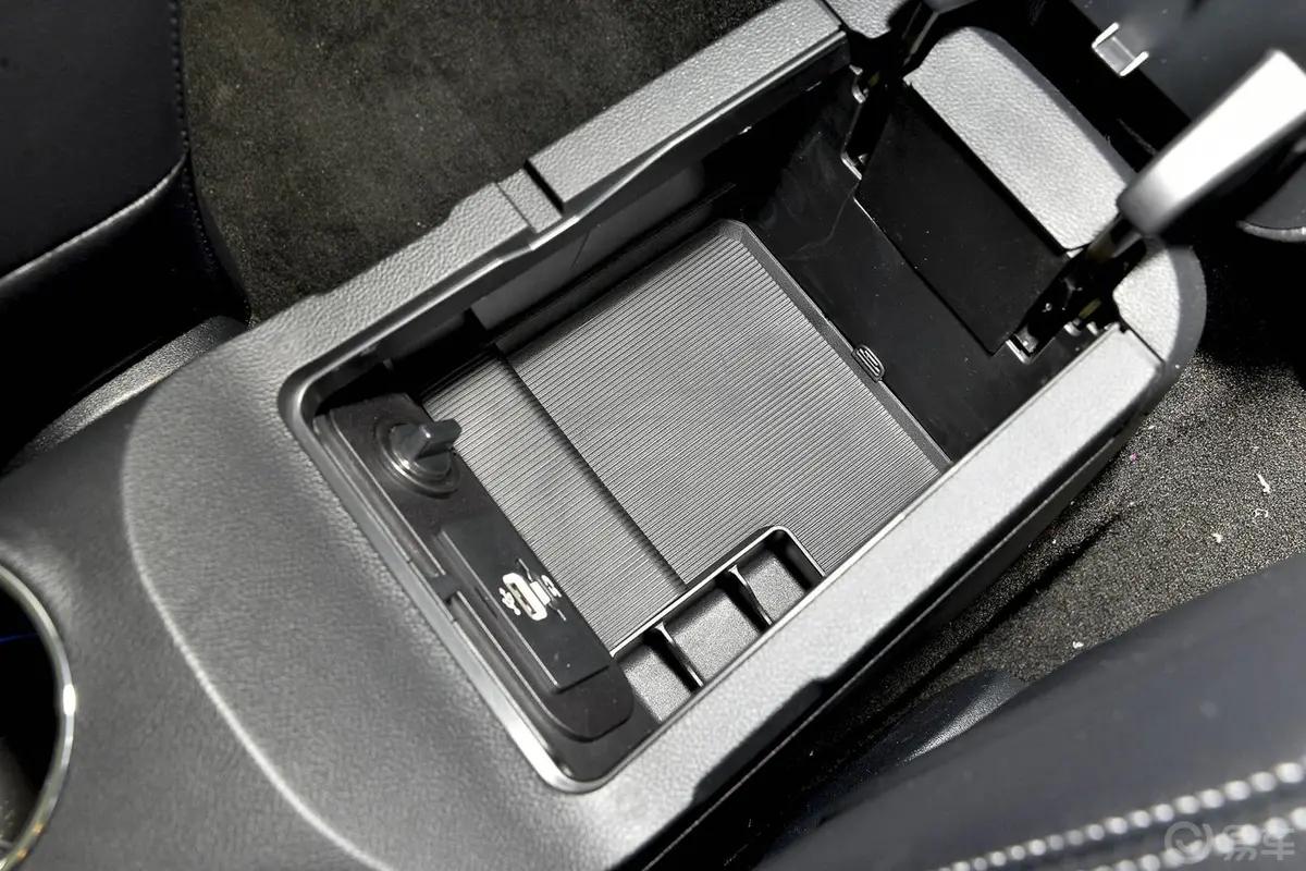 Mustang2.3L 手自一体 运动版前排中央扶手箱空间
