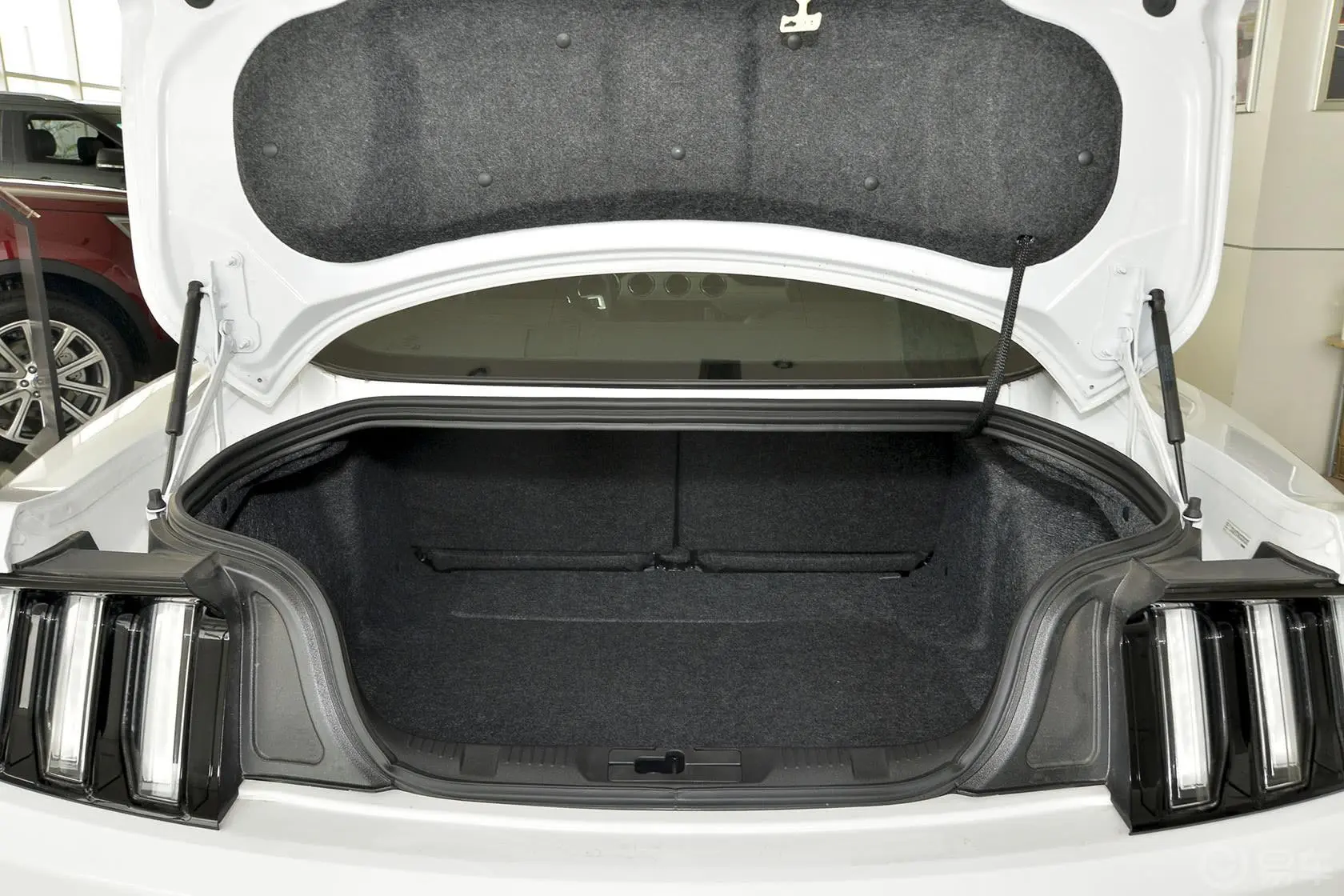 Mustang2.3L 手自一体 运动版行李箱空间