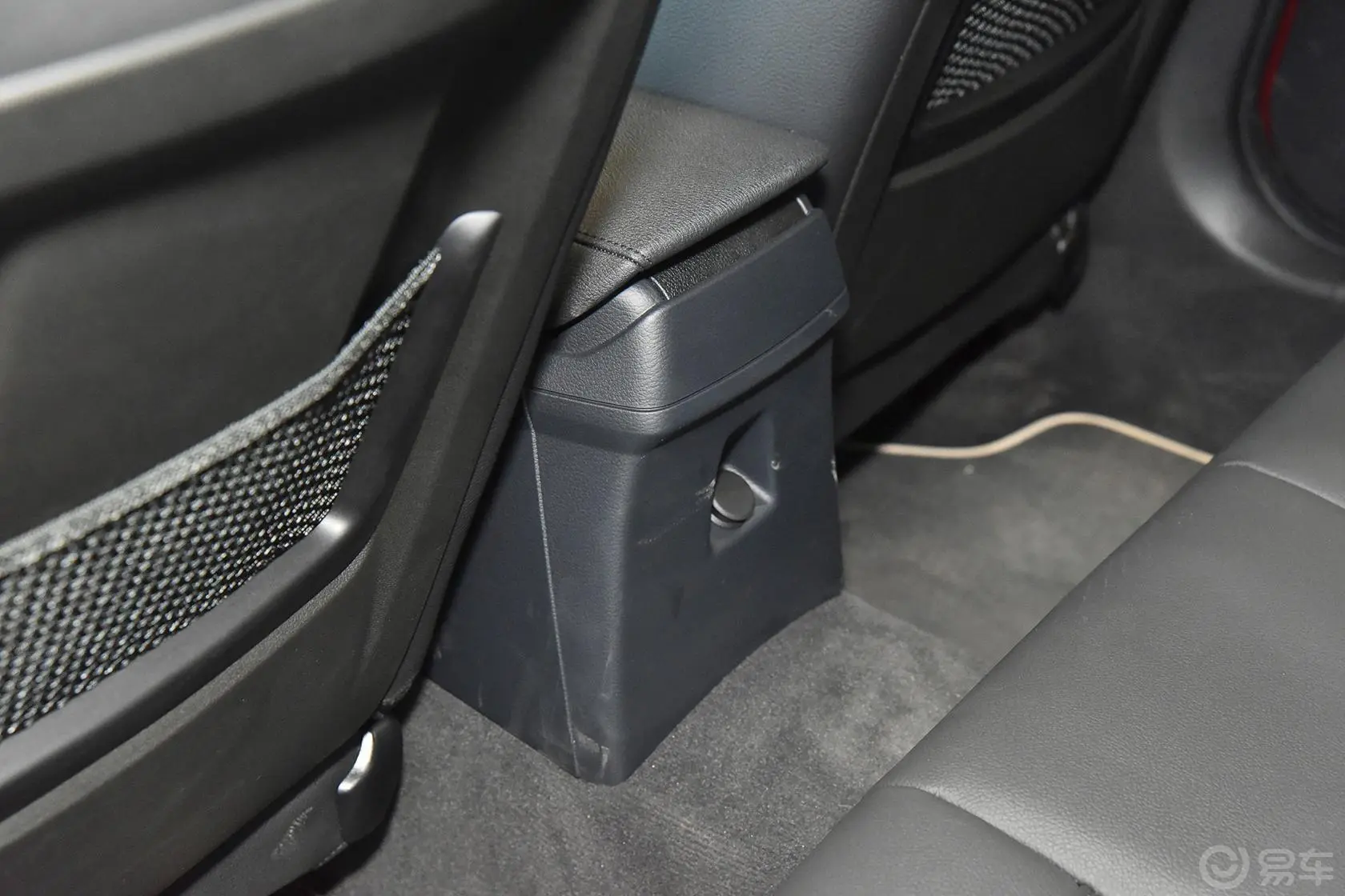 宝马X1sDrive18i X设计套装后排出风口（中央）