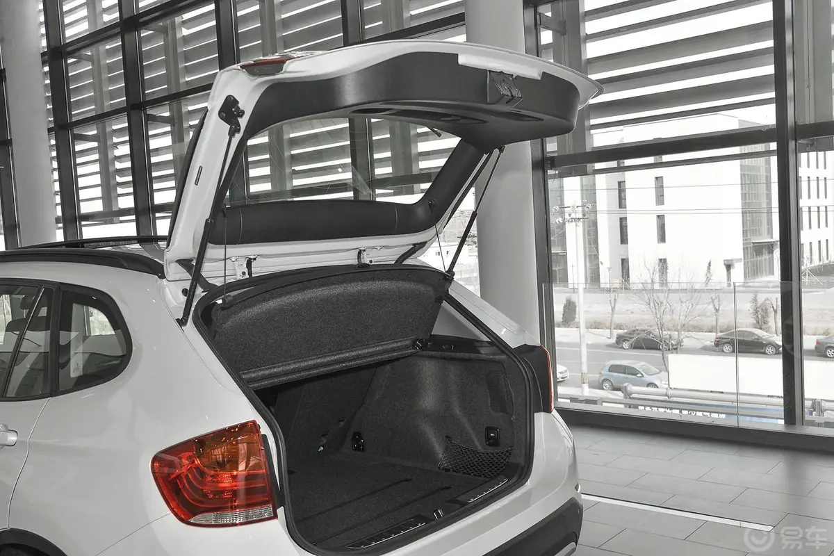 宝马X1sDrive18i 时尚晋级版行李厢开口范围