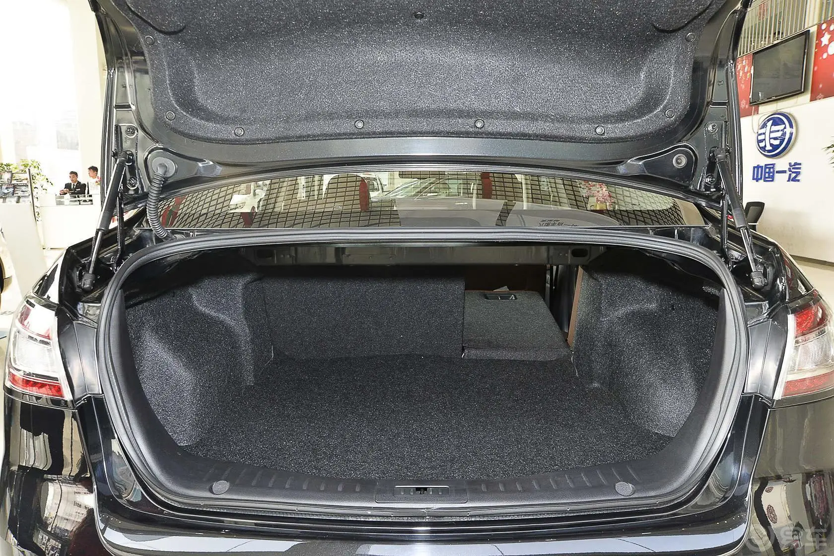 奔腾B901.8T 自动 豪华型行李箱空间（后排右放倒）