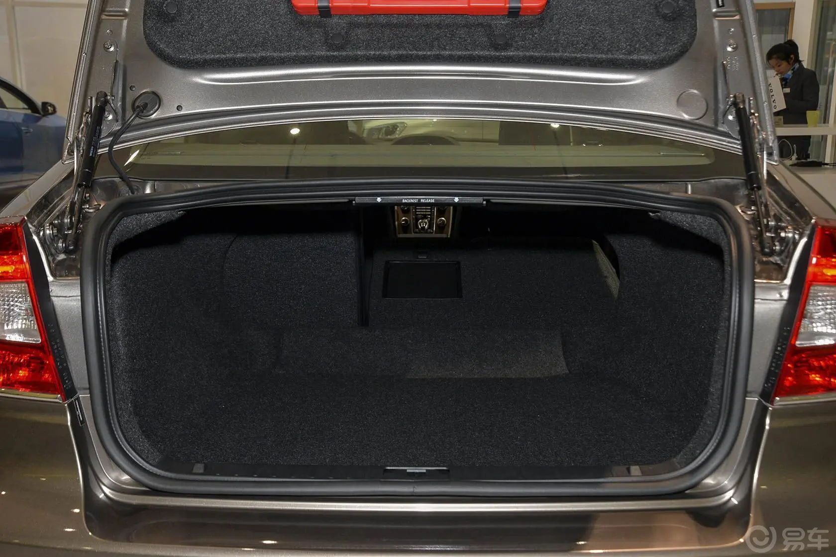 沃尔沃S80L2.0 T5 智雅版行李箱空间（后排右放倒）