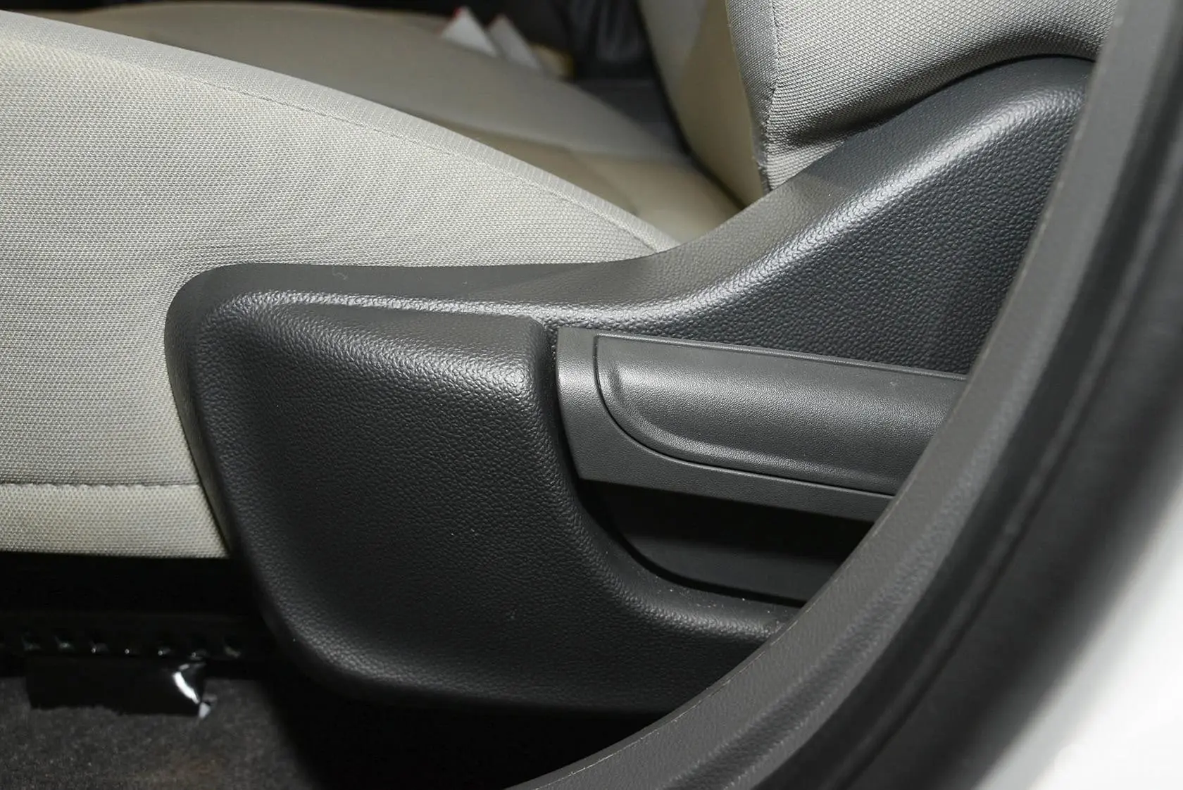 赛欧31.5L 手动 理想天窗版座椅调节键