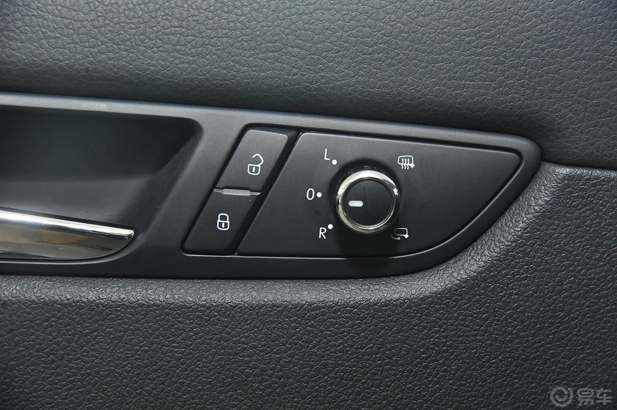帕萨特1.8T 双离合 至尊版驾驶员侧车门内门板