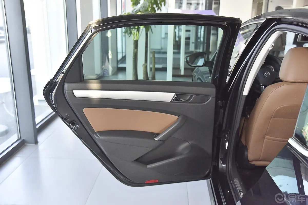 帕萨特1.8T 双离合 御尊导航版驾驶员侧车门内门板