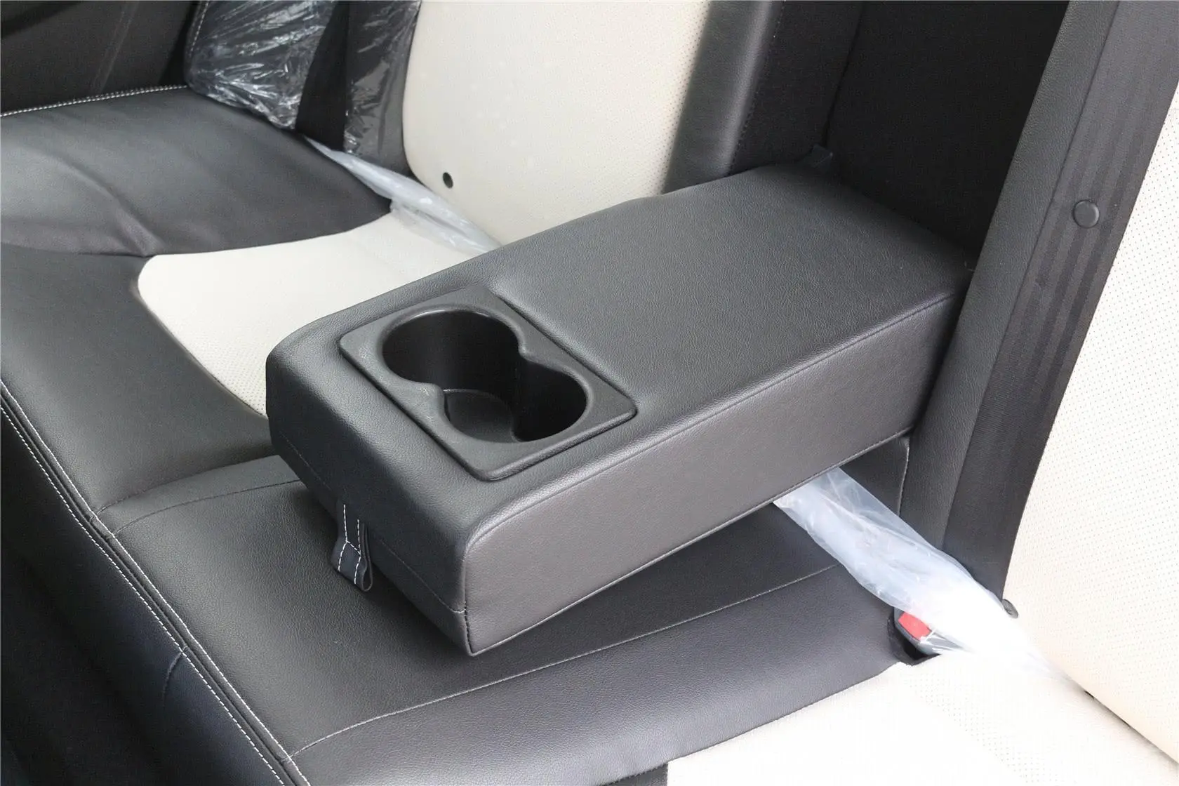 帝豪RS 1.3T CVT 向上版后排扶手