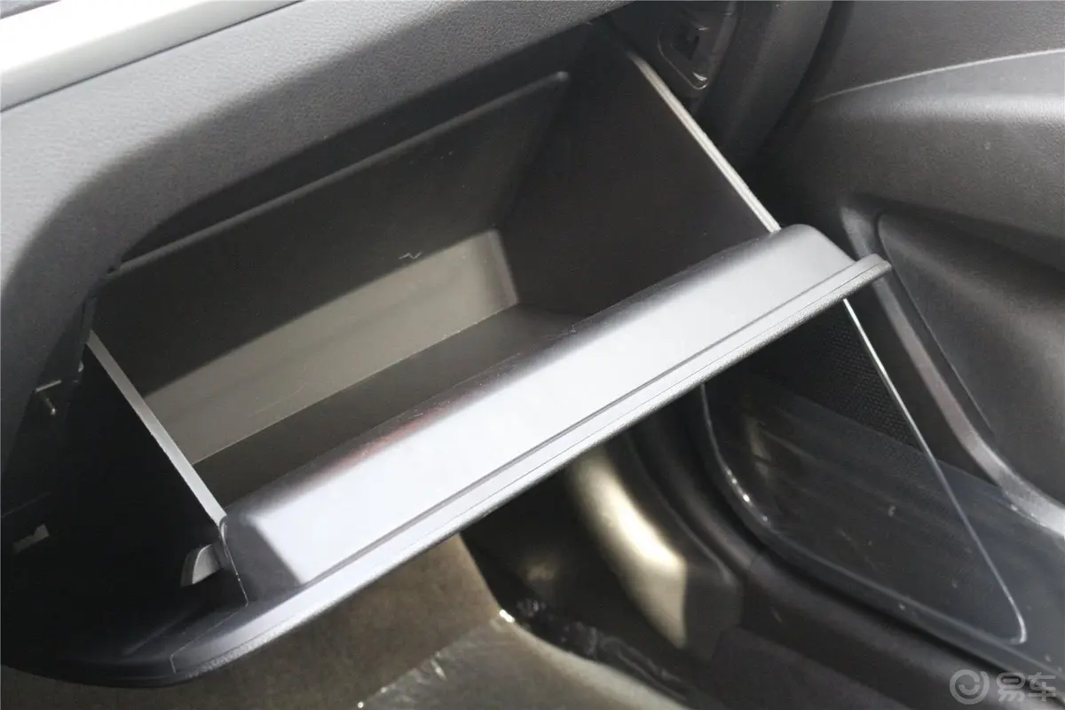 帝豪RS 1.3T CVT 向上版手套箱