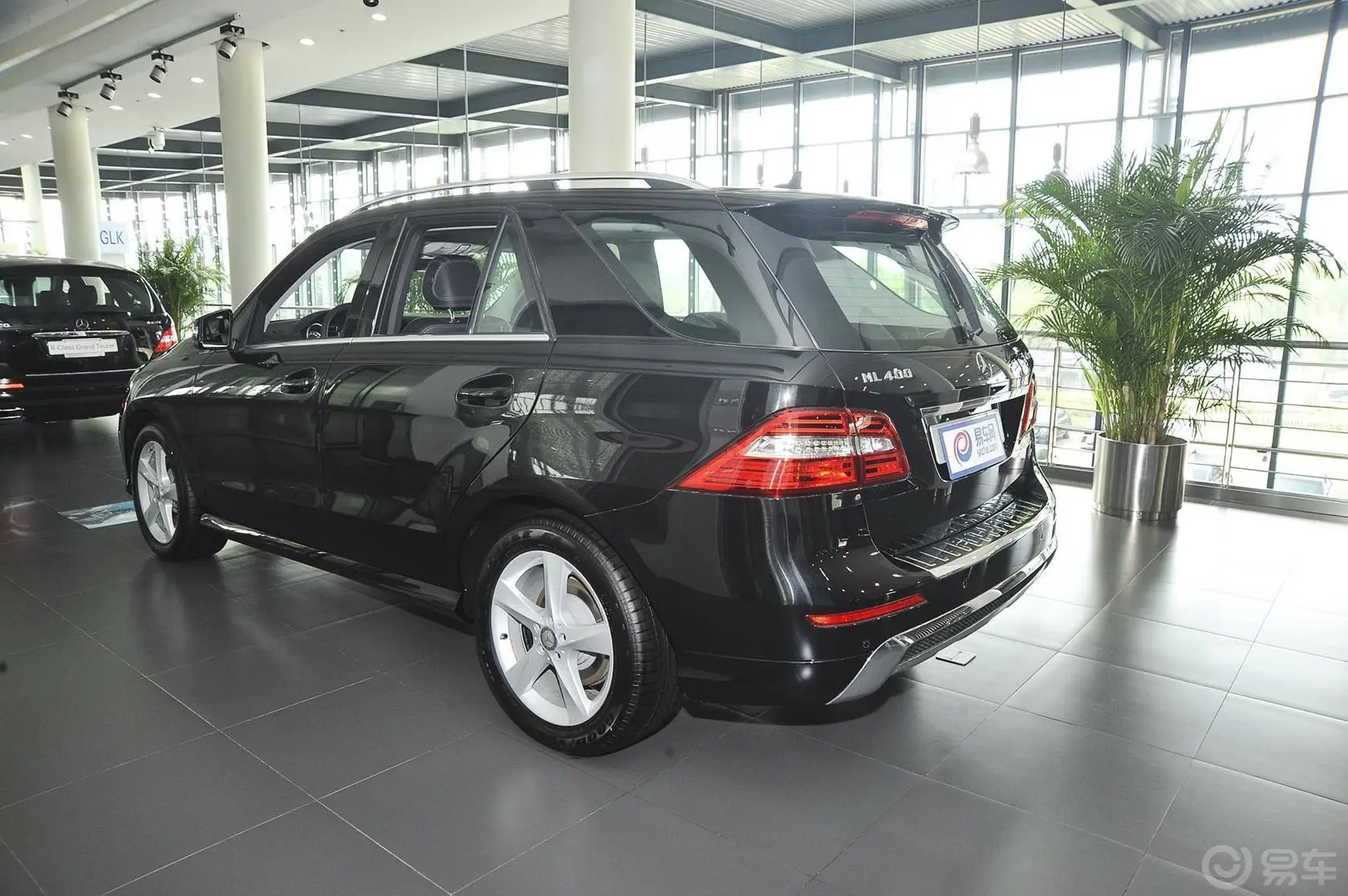 奔驰M级ML400 4MATIC 动感型侧后45度车头向左水平