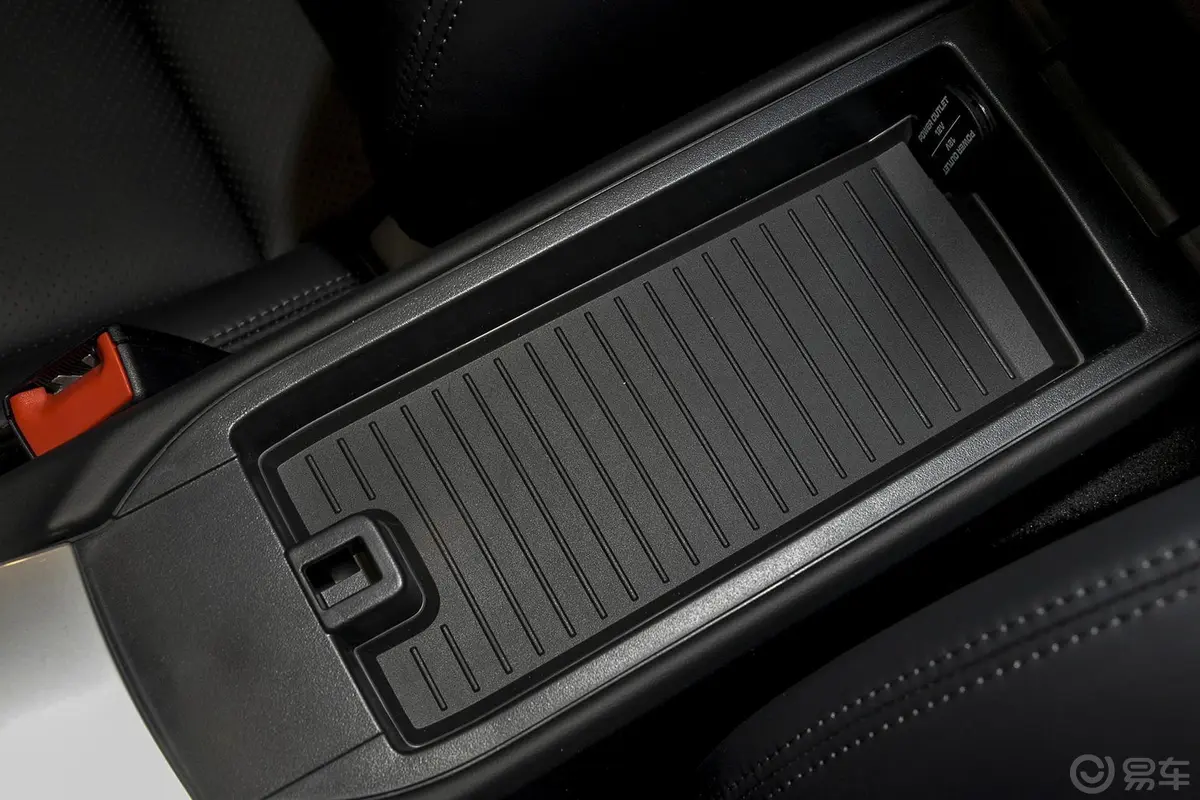 保时捷911Carrera Cabriolet 3.4L Style Edition前排中央扶手箱空间