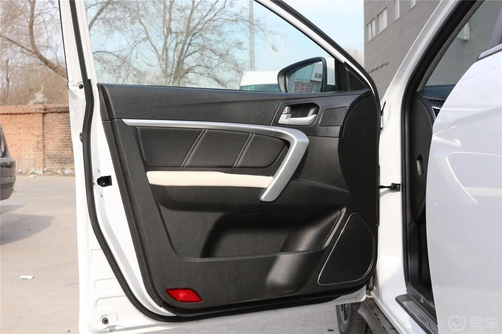 帝豪RS 1.3T CVT 向上版驾驶员侧车门内门板