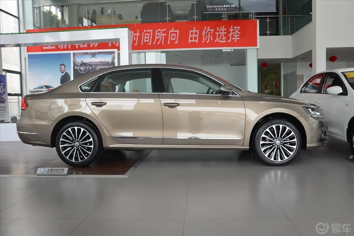 帕萨特330TSI DSG御尊版正侧车头向右水平