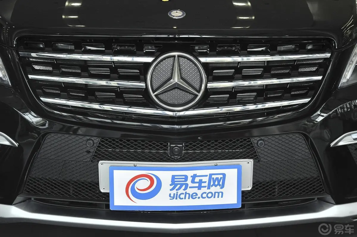 奔驰M级ML400 4MATIC 豪华型前格栅侧俯拍