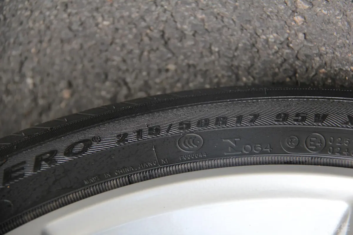 长安CS351.5T 手动 豪华运动型轮胎规格