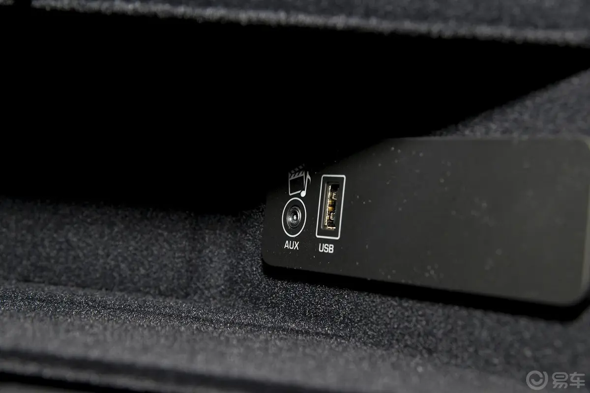 发现3.0 V6 SC HSE Luxury 汽油版USB接口