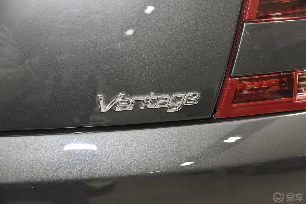 V8 Vantage4.7L Coupe尾标