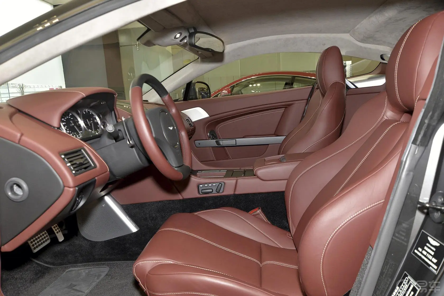 V8 Vantage4.7L Coupe前排空间