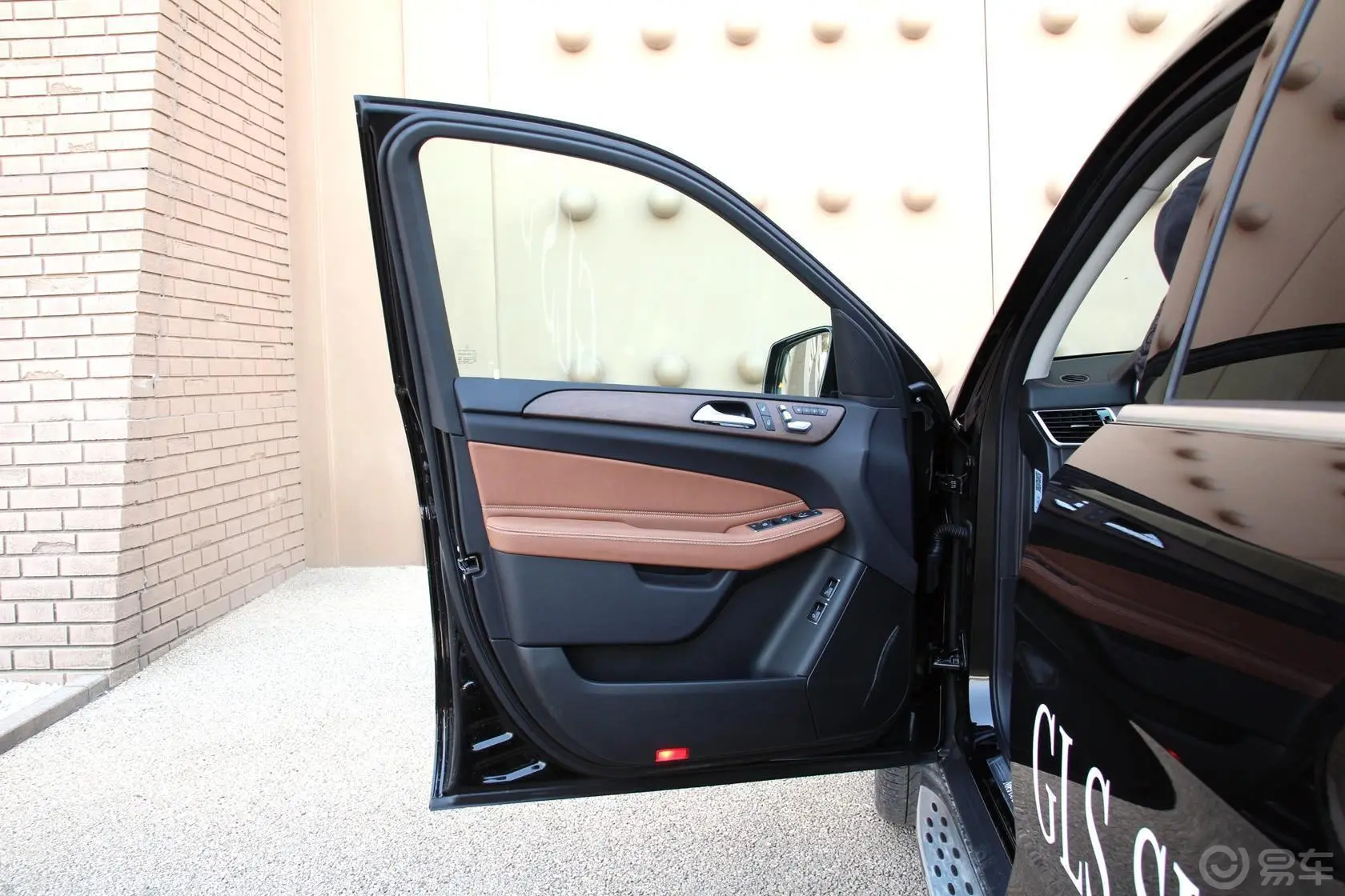 奔驰GLSGLS 400 4MATIC 豪华型驾驶员侧车门内门板