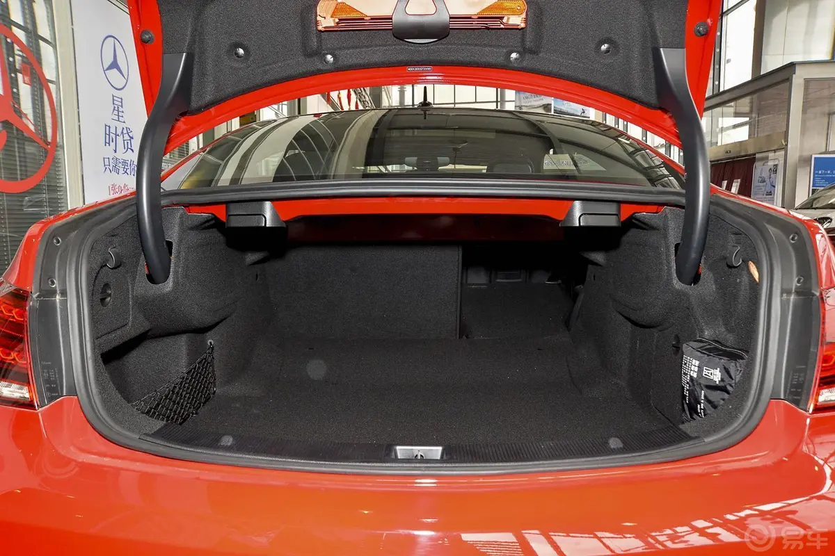 奔驰E级(进口)E200 Coupe行李箱空间