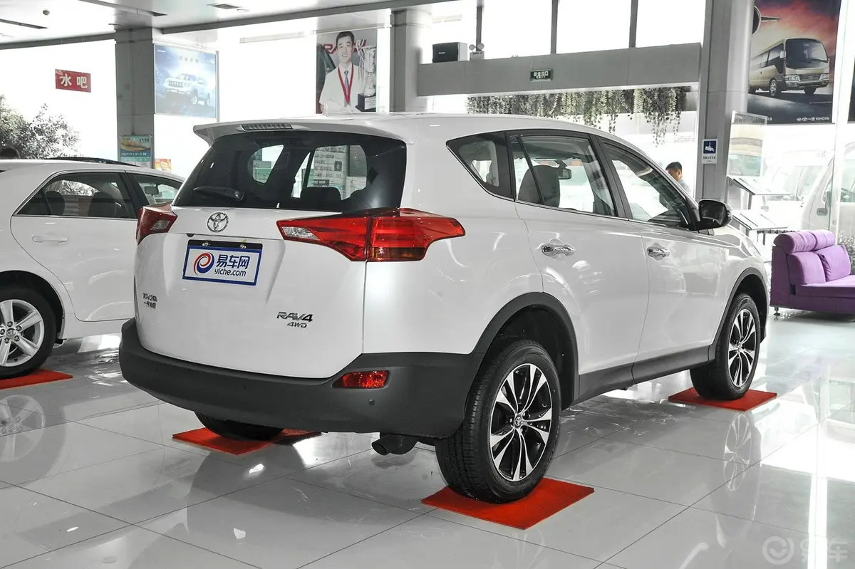 RAV4荣放2.5L 手自一体 精英版侧后45度车头向右水平