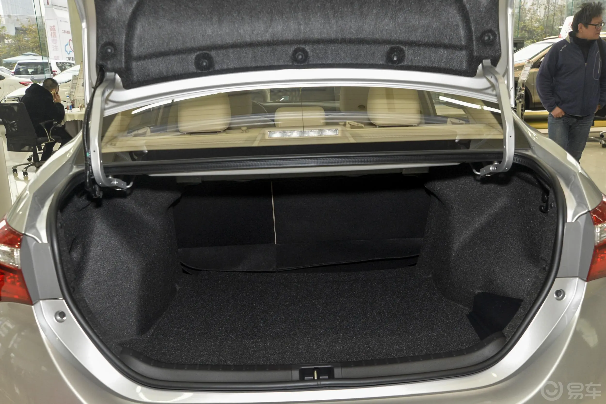 卡罗拉1.6L GLX-i 导航版 CVT行李箱空间