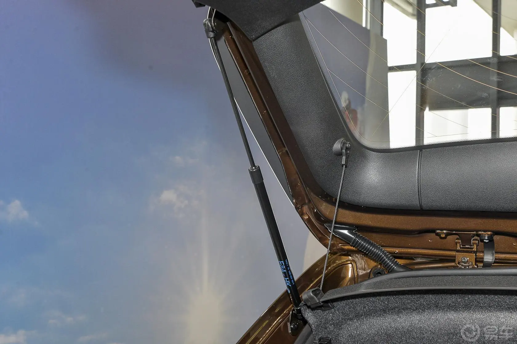 宝马X1sDrive20i 运动设计套装行李厢支撑杆