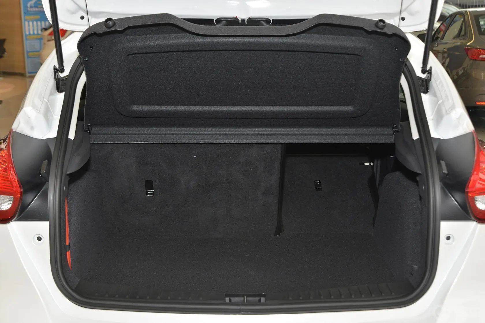 福克斯两厢 1.6L 自动风尚型行李箱空间（后排右放倒）