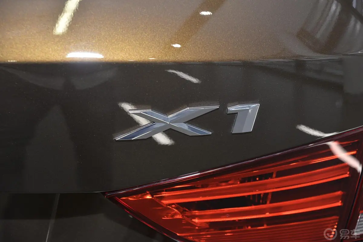 宝马X1sDrive18i 领先晋级版尾标