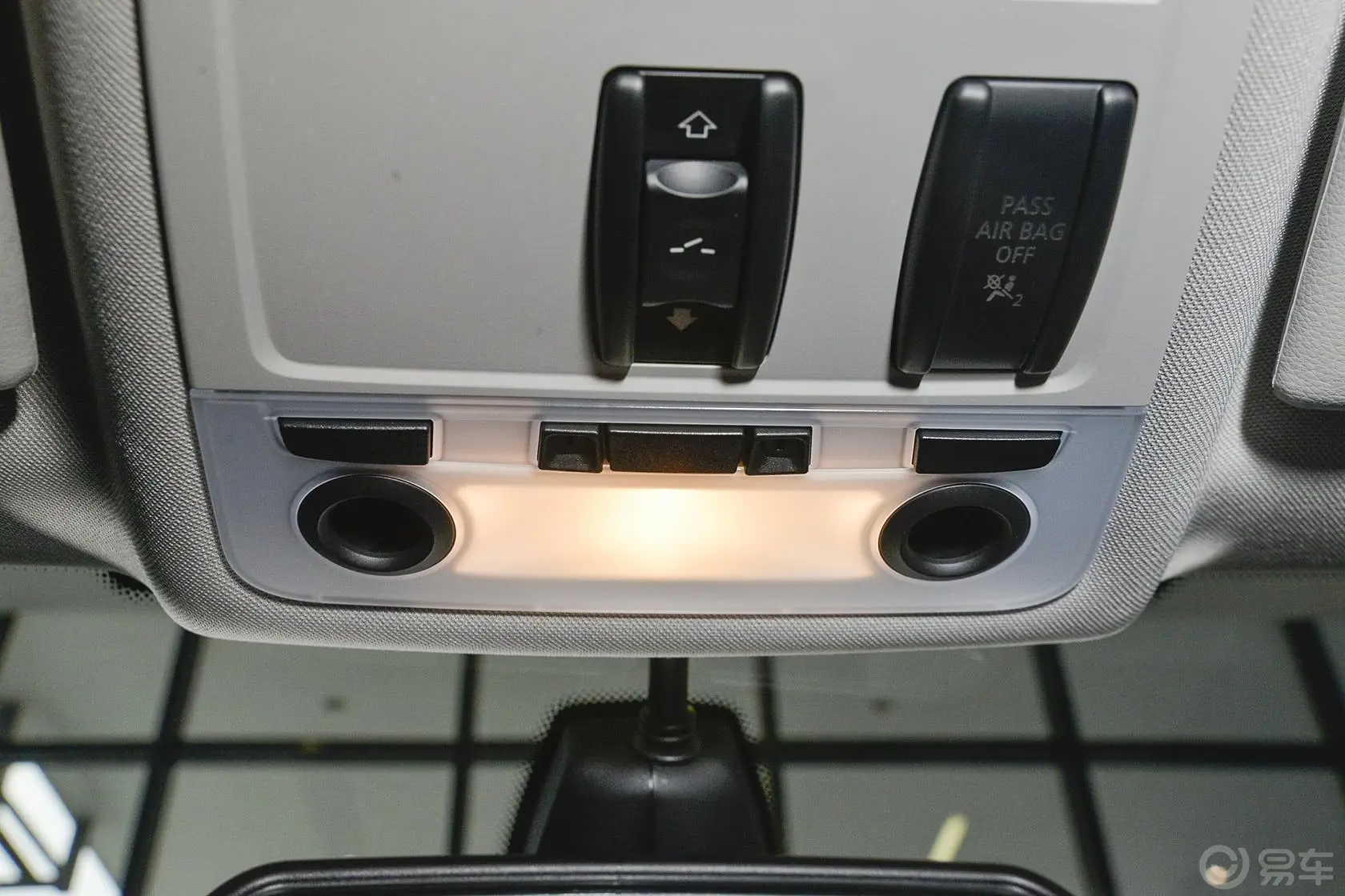 宝马X1sDrive20i 运动设计套装前排车顶中央控制区