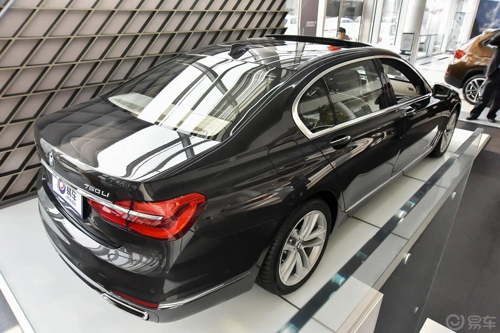 宝马7系750Li xDrive 四座版侧后45度车头向右水平