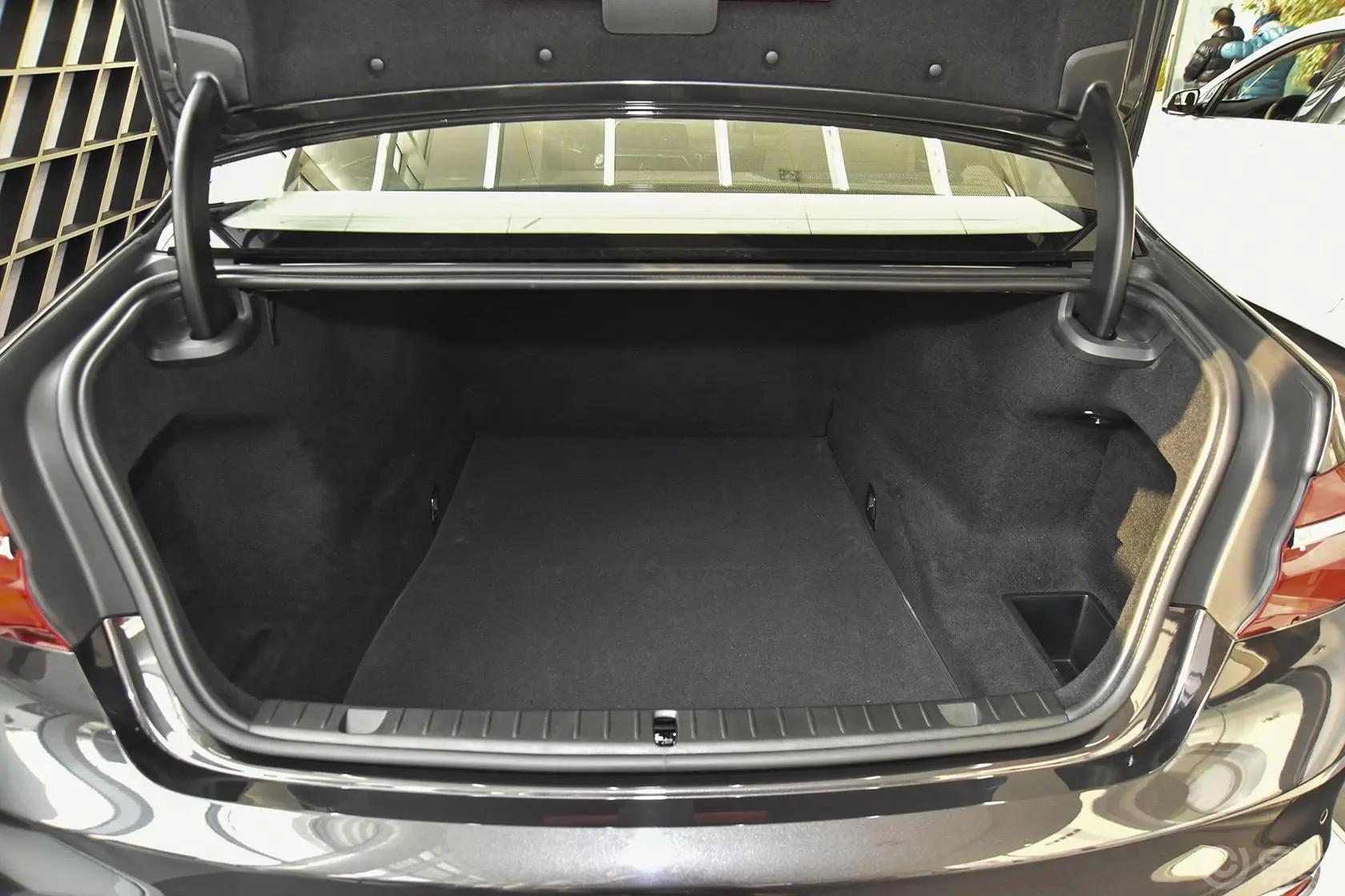 宝马7系750Li xDrive 四座版行李箱空间